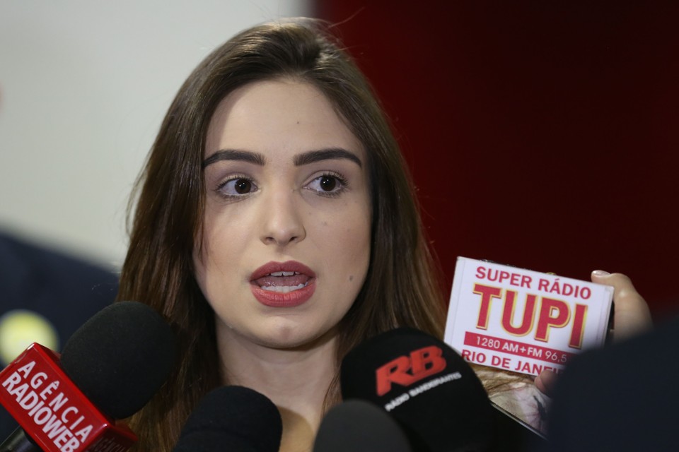 A estudante de jornalismo Patrícia Lélis, que denunciou o deputado Marco Feliciano por tentativa de estupro e agressão, fala à imprensa | Fabio Rodrigues Pozzebom/Agência Brasil
