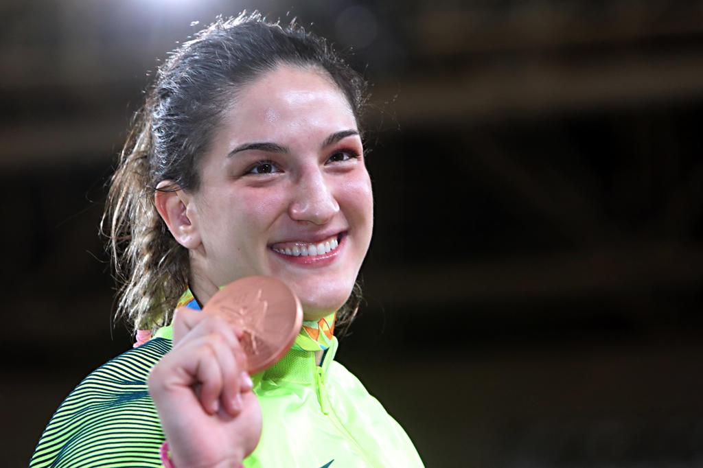 Mayra celebrou a medalha de bronze: ela é a única judoca brasileira com dois pódios em olimpíadas | Albari Rosa/Gazeta do Povo
