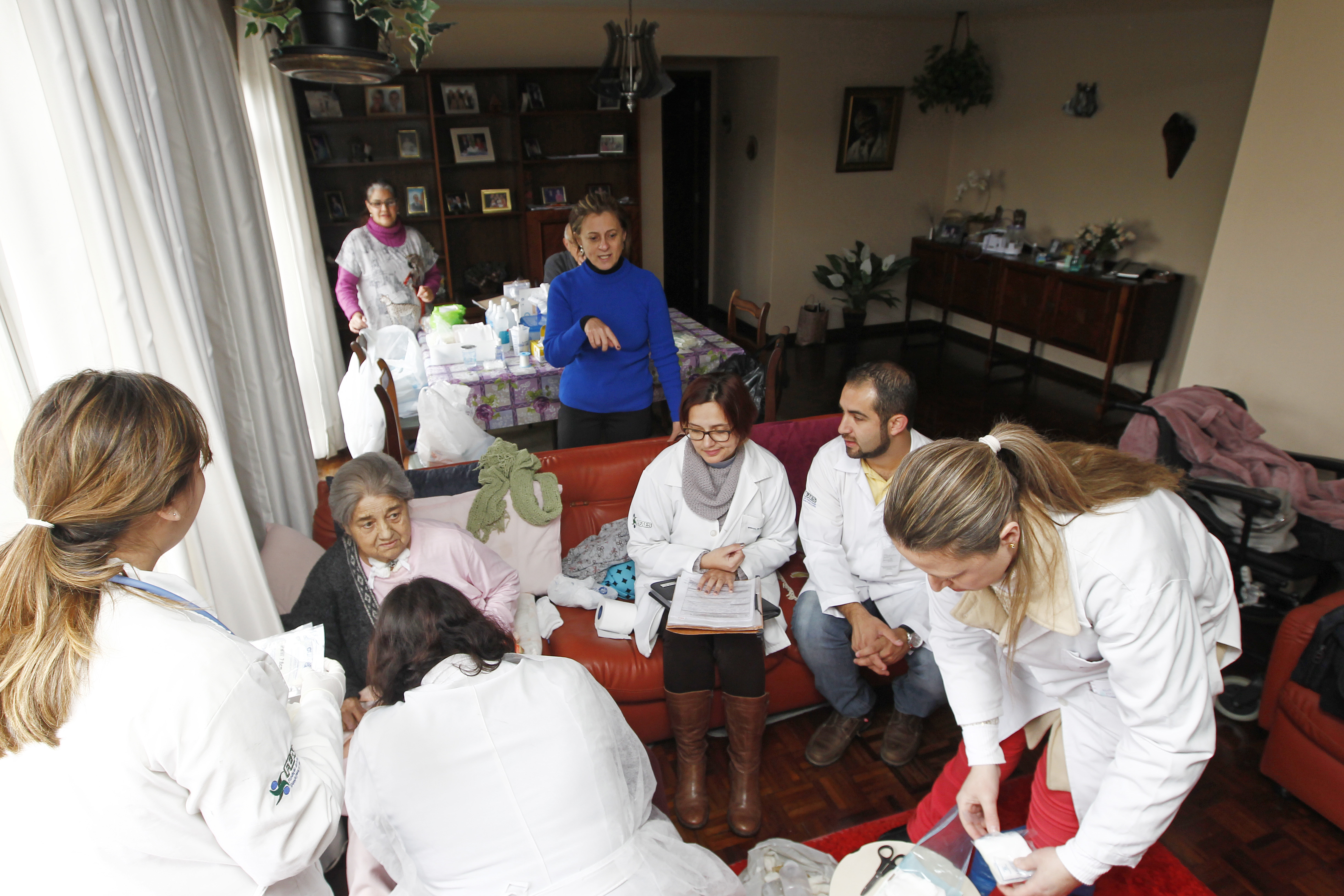 Em casa, Marly Caron Pinto , 76 anos, recebe os cuidados da equipe do SAD | Antônio More/Gazeta do Povo