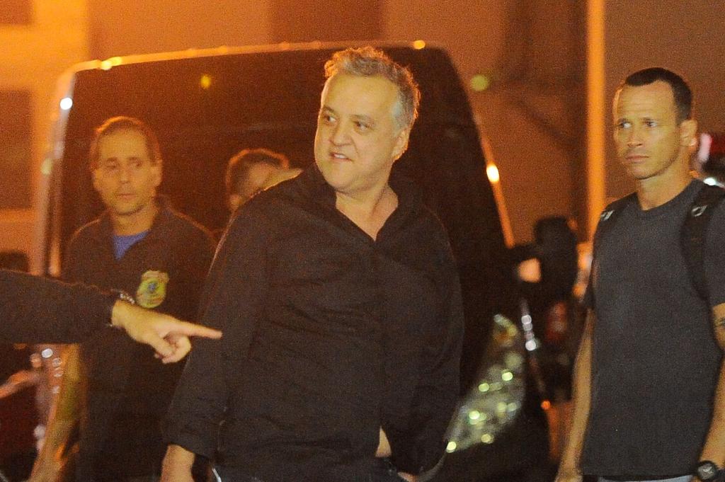 O empresário Carlinhos Cachoeira (ao centro), preso na Operação Saqueador, embarca na viatura da Polícia Federal após depoimento | Fernando Frazão/Agência Brasil/Arquivo