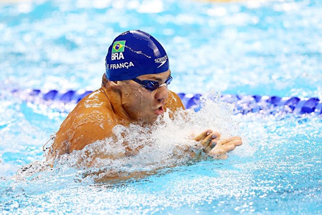 Felipe França durante a final dos 100m peito, na noite deste domingo (7) | Albari Rosa/Gazeta do Povo