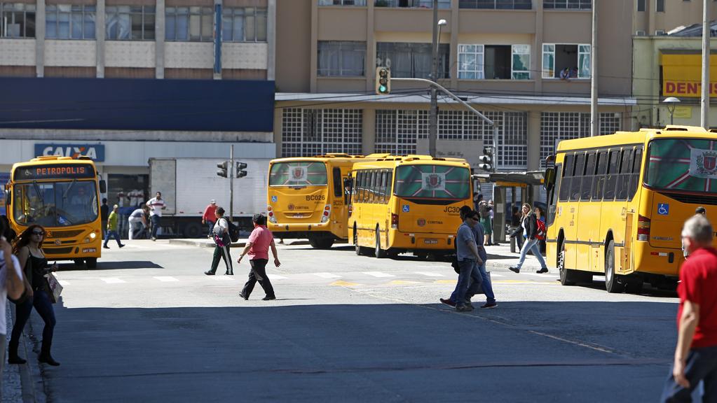 Praça Rui Barbosa, no Centro de Curitiba. Quem desce aqui se beneficiaria e muito com a integração temporal. | Antônio More/Gazeta do Povo