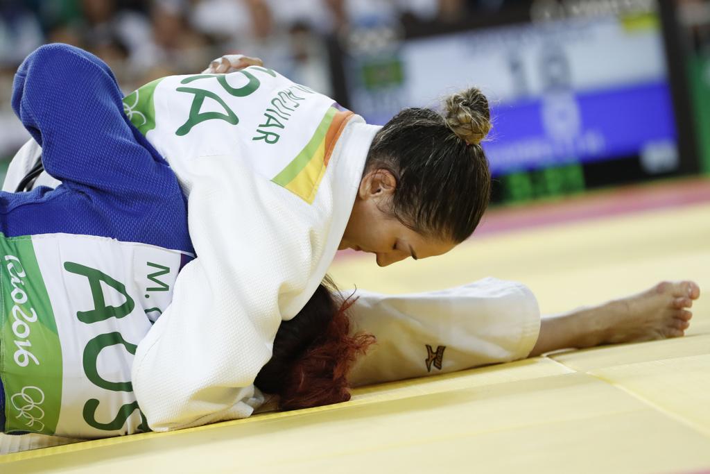 Mayra Aguiar derrota a oponente australiana Miranda Giambelli, em luta vália pelas oitavas de final | JACK GUEZ/AFP