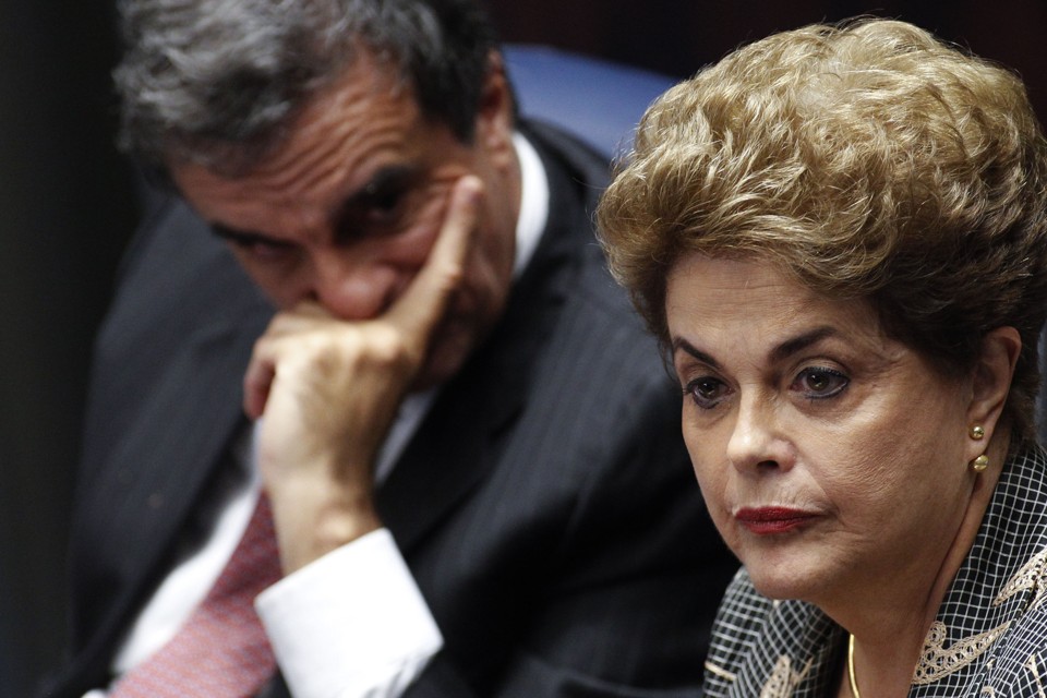 Dilma Rousseff e seu advogado José Eduardo Cardozo ao fundo. | Marri Nogueira/Agência Senado