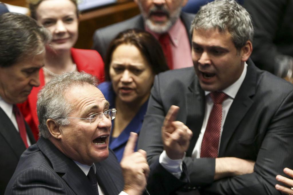 Renan Calheiros se exalta durante bate-boca na sessão do julgamento do impeachment no Seando | MARCELO CAMARGO/AFP