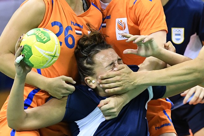 Pivô argentina Rocio é sufocada por rivais holandesas no handball feminino | ERIC FEFERBERG/AFP