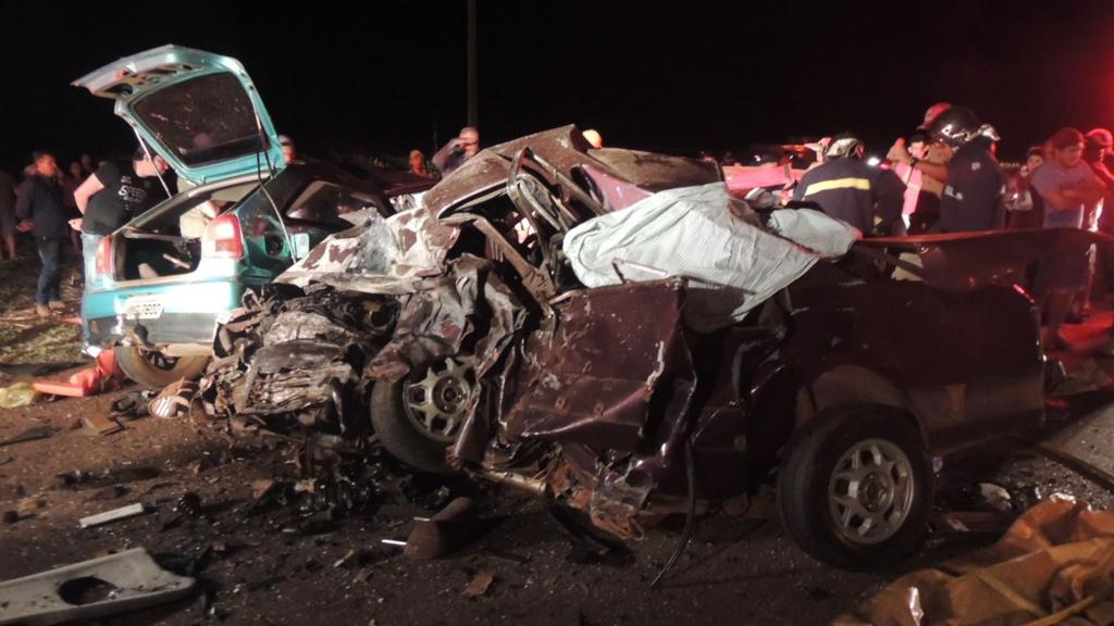 Os três carros ficaram completamente destruídos. | Leo Silva/Radio Jornal AM