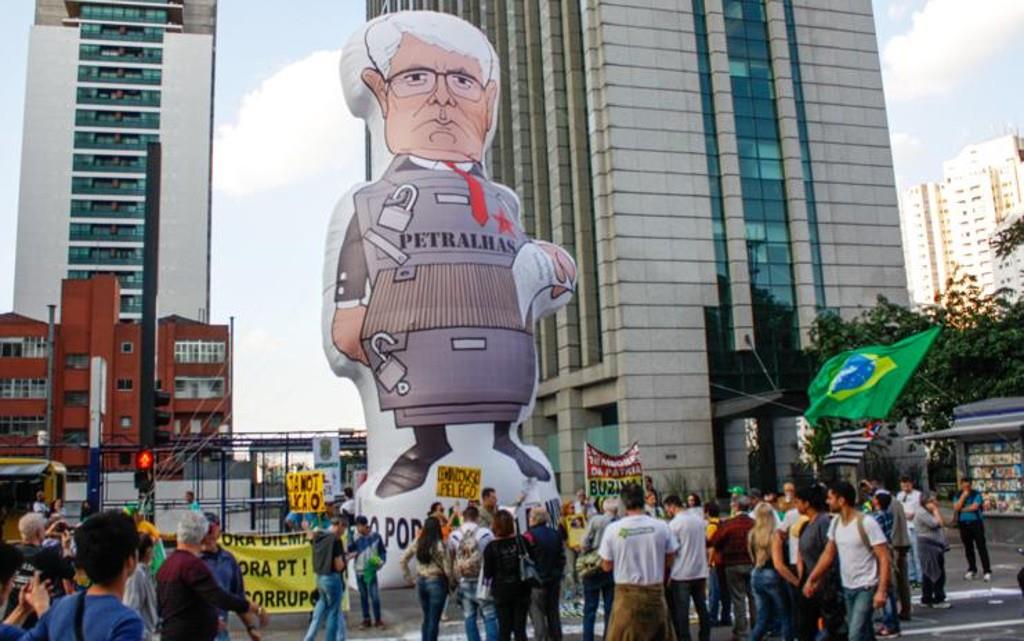 Boneco de Rodrigo Janot é levantado em São Paulo | Marco Ambrosio/Frame/Folhapress