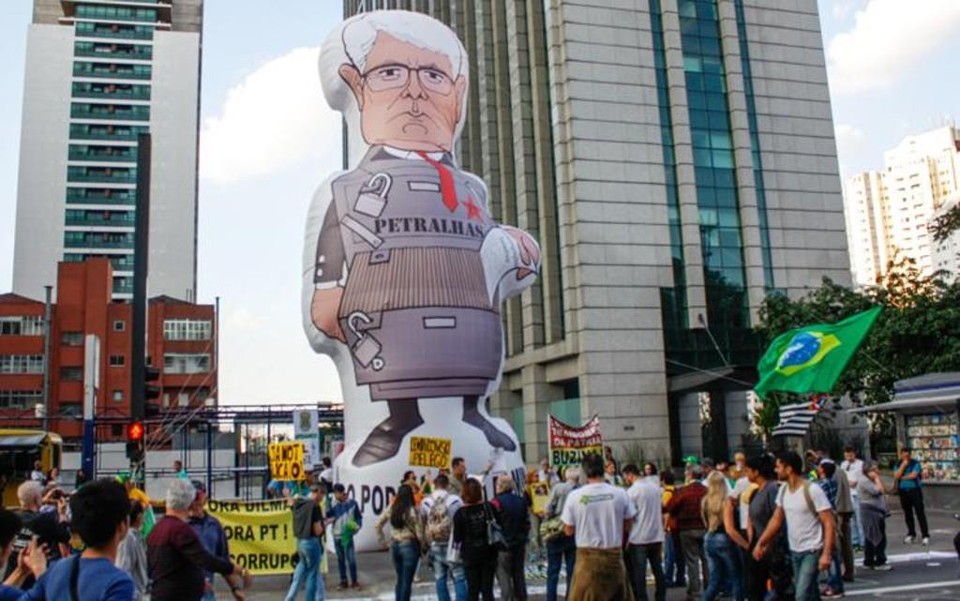 Boneco de Rodrigo Janot é levantado em São Paulo | Marco Ambrosio/Frame/Folhapress