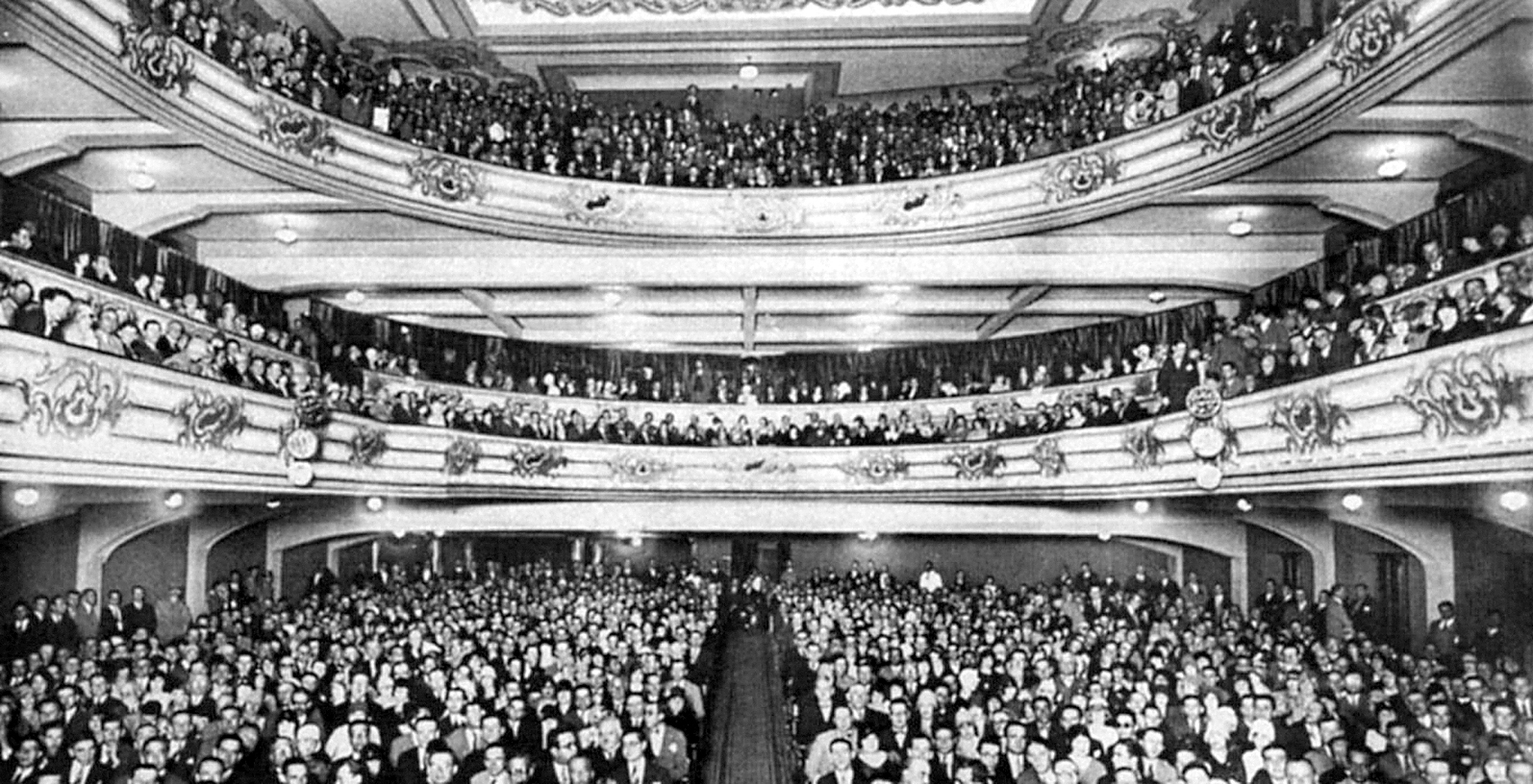 Grande e luxuoso: o Cine Avenida foi símbolo da era de ouro da “ cinelândia curitibana” | Reprodução/24Quadros