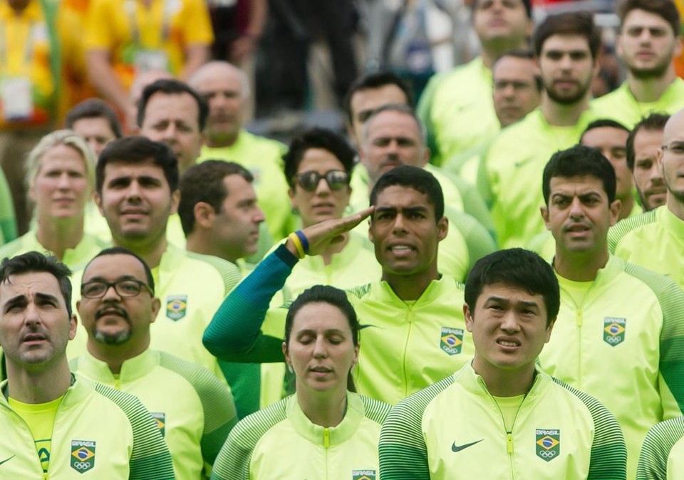 Bruno Mendonça, atleta do hóquei sobre a grama e sargento da Aeronáutica, faz continência no hasteamento da bandeira na Vila Olímpica. | Albari Rosa/Gazeta do Povo