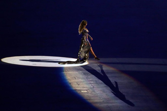 Caminhada de Gisele Bündchen na “passarela” do maracanã foi mais lenta do que deveria | Albari Rosa/Gazeta do Povo
