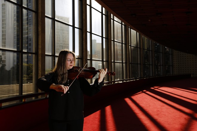 A violinista Cristiane Marquardt entrou na OSP em 2001. “[O questionamento dos cargos em comissão] é uma coisa que sabemos que está rolando desde 2003. Sabíamos que ia ter este desfecho.A preocupação agora é que se encontre uma solução que torne viável tanto o funcionamento da orquestra quanto do teatro e que não se tenha mais medidas paliativas.” | Daniel Castellano/Gazeta do Povo