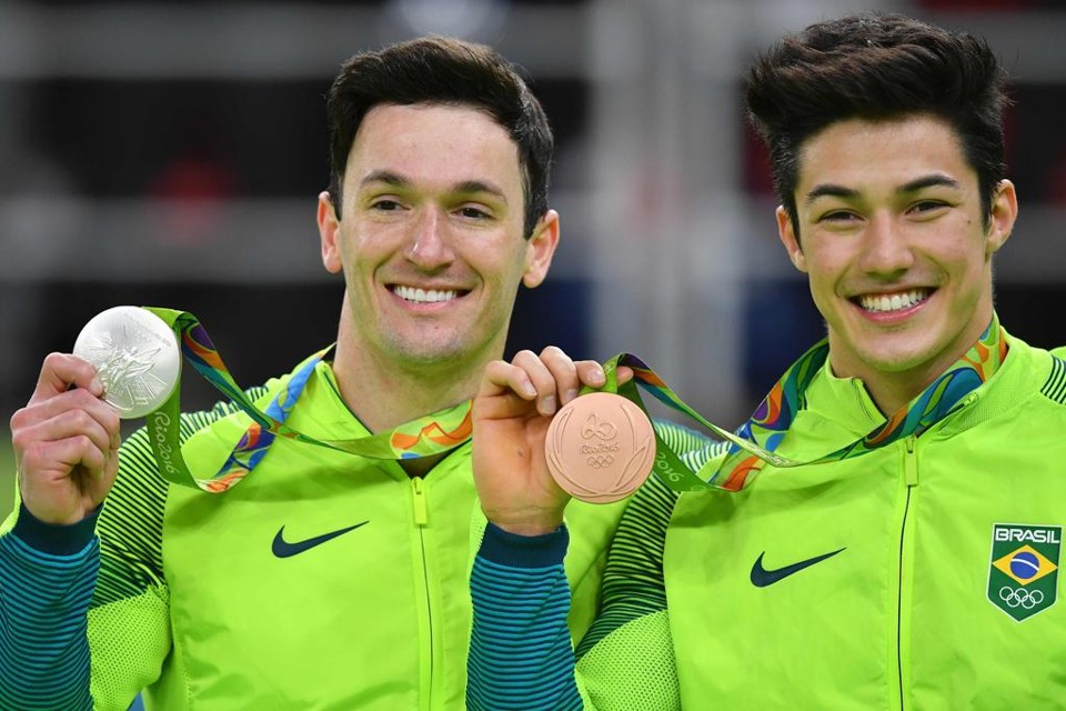 O mais antigo e o mais novo ídolo da ginástica brasileira: Diego Hypolito com a prata e Arthur Nory com o bronze. | BEN STANSALL/AFP