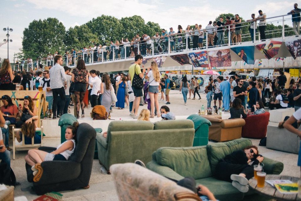 Jovens parisienses de classe média aproveitam um festival de música chamado Macki às margens do canal Ourcq, na periferia da capital francesa. Há algum tempo, a cidade vem vendo a diversão se mudar para os subúrbios. | Dmitry Kostyukov/NYT