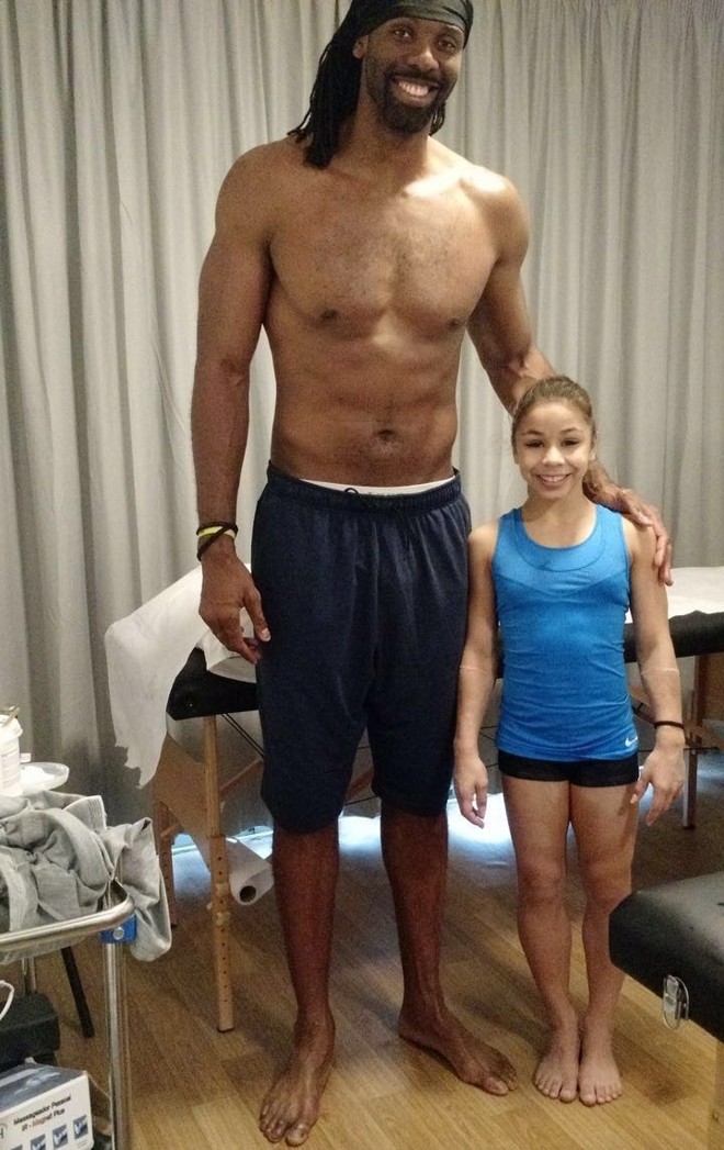 Agora a baixinha Flávia ao lado do mais alto da delegação, o pivô Nenê, do basquete. | Reprodução/Instagram