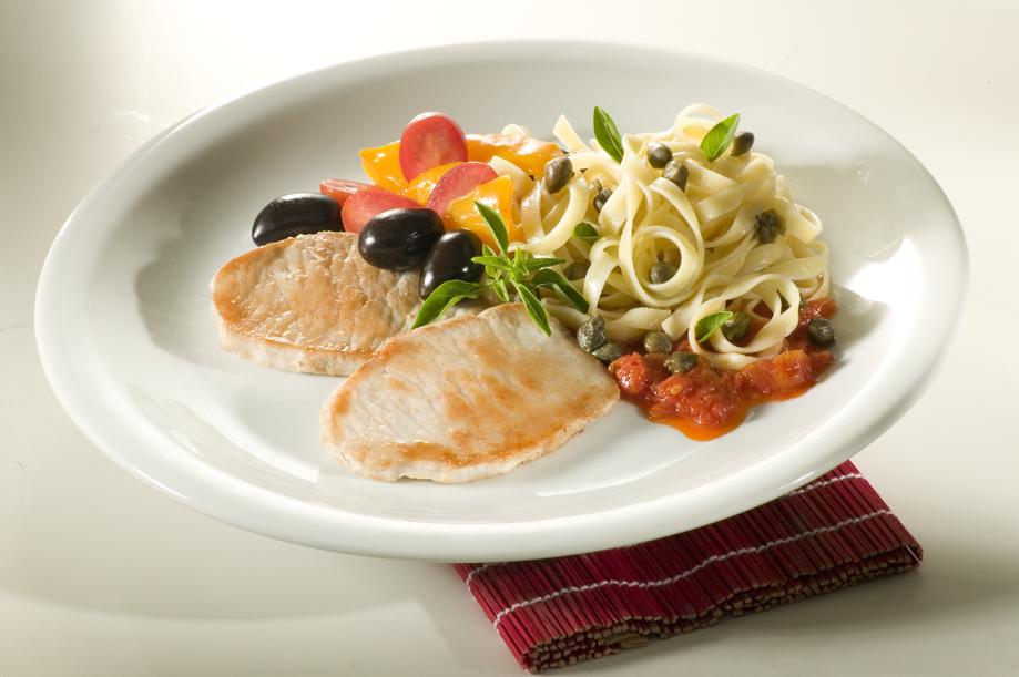 Bife de lombo suíno com  tagliatelli e tomates  é uma ótima opção para confraternizar | Frimesa/Divulgação