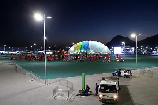 Últimos reparos em frente ao restaurante e loja oficial do Parque Olímpico. | Albari Rosa/Gazeta do Povo