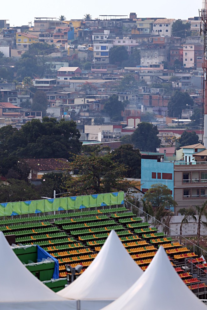 Arquibancada do circuito BMX com a comunidade de Deodoro ao fundo. | Albari Rosa/Gazeta do Povo