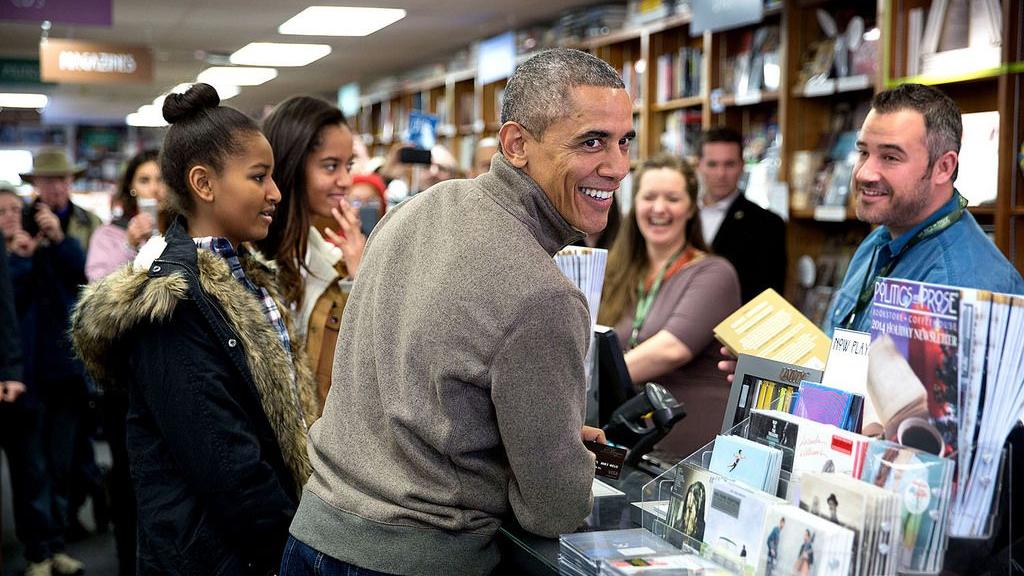 Obama compra livros com as filhas, em foto de 2014. | Pete Souza/Foto Oficial Casa Branca
