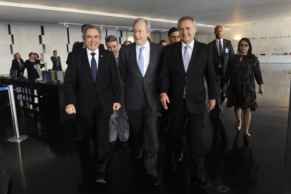 Senador Raimundo Lira (PMDB-PB), o presidente do STF, Ricardo Lewandowski, e o presidente do Senado, Renan Calheiros (PMDB-AL) | Jane de Araújo/Agência Senado