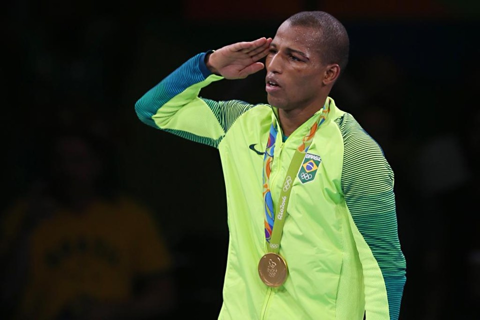 Robson Conceição, medalha de ouro no boxe, presta continência durante o hino nacional. Resultado do PAAR. | Albari Rosa/Gazeta do Povo