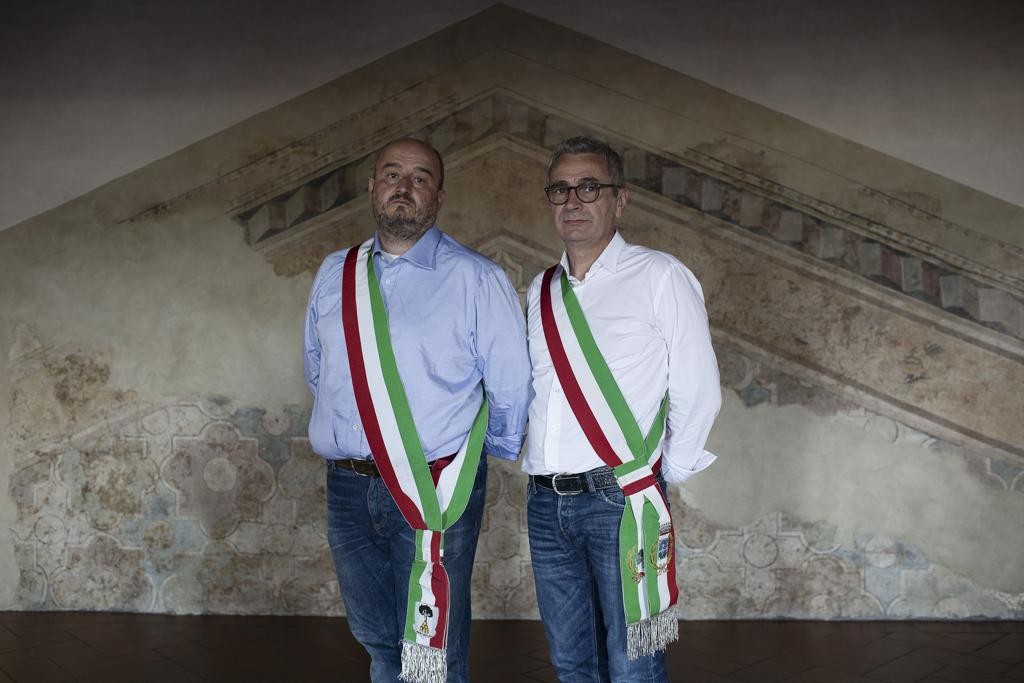 À esquerda, o prefeito de Montalcino, Silvio Franceschelli, ao lado do prefeito de  San Giovanni d’Asso, Fabio Braconi . As duas cidades da região da Toscana talvez tenham que “se juntar” para dar conta dos serviços públicos.