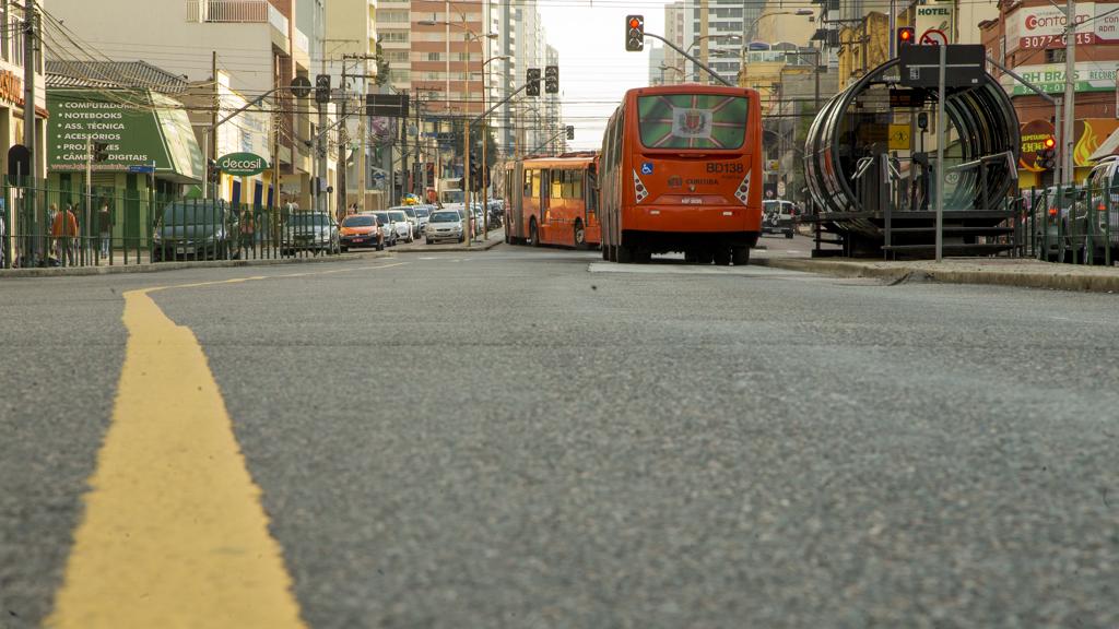Tubo Alferes Poli, na Rua Sete de Setembro, foi alterado para receber os “ligeirões” da Linha Norte Sul que ainda não estão operando | Hugo Harada/Gazeta do Povo