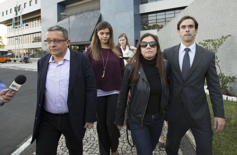 Mônica Moura e João Santana deixam a sede da PF em Curitiba. | Paulo Lisboa/Folhapress