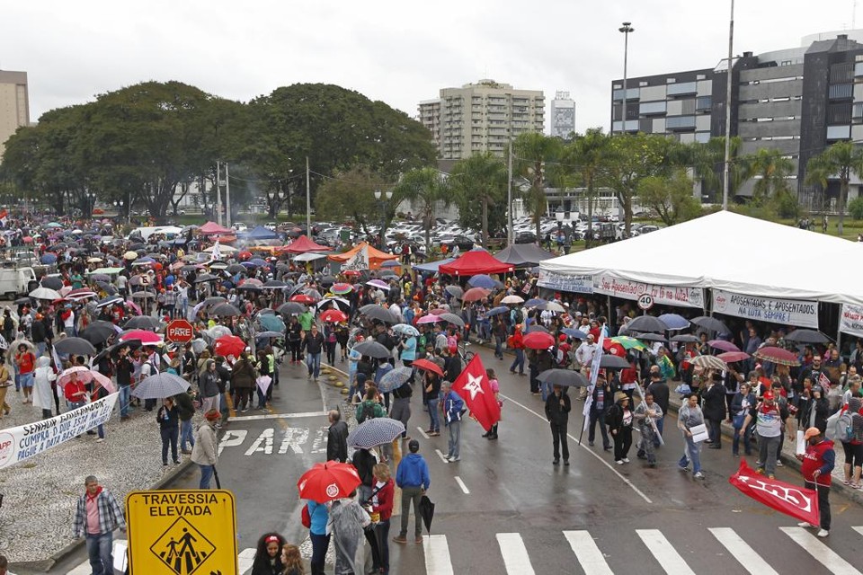 Imagem da manifestação dos professores realizada nesta terça-feira | Antônio More/Gazeta do Povo