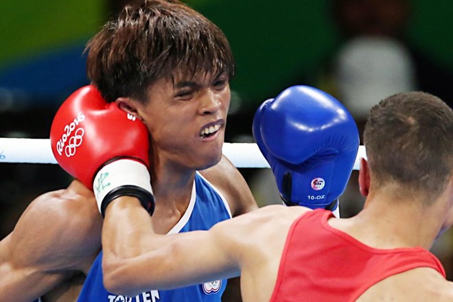 Pugilistas estão se acostumando a lutar sem os capacetes: promessa de mais nocautes, mas também mais cortes. | Albari Rosa/Gazeta do Povo