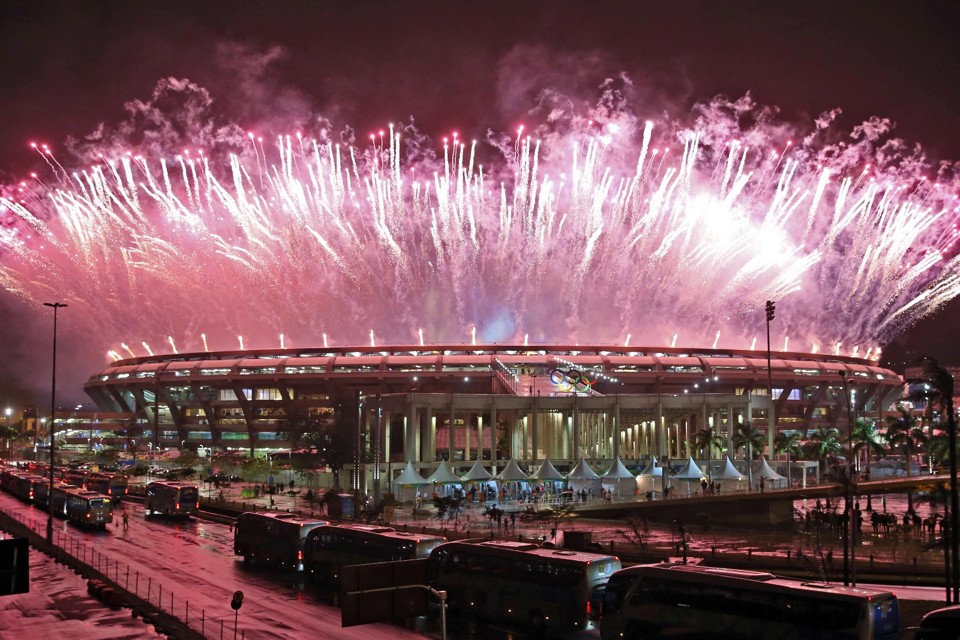 Após um carnaval no gramado do Maracanã, fogos para marcar o encerramento dos Jogos | Albari Rosa/Gazeta do Povo