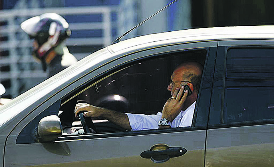 Peso no bolso de quem for pego dirigindo e usando celular ao mesmo tempo será ainda maior | Roberto Custódio/ Jornal de Londrina