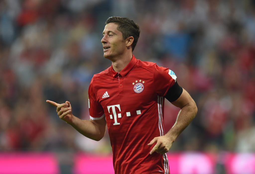 Atacante polonês Robert Lewandowski foi o nome da partida, com três gols anotados | CHRISTOF STACHE/AFP