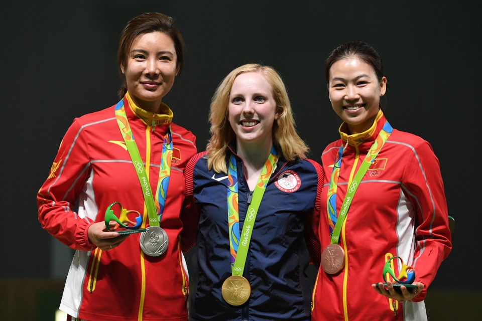 Virginia Thrasher, entre as chinesas, ganhou o primeiro ouro da Olimpíada. | PASCAL GUYOT/AFP