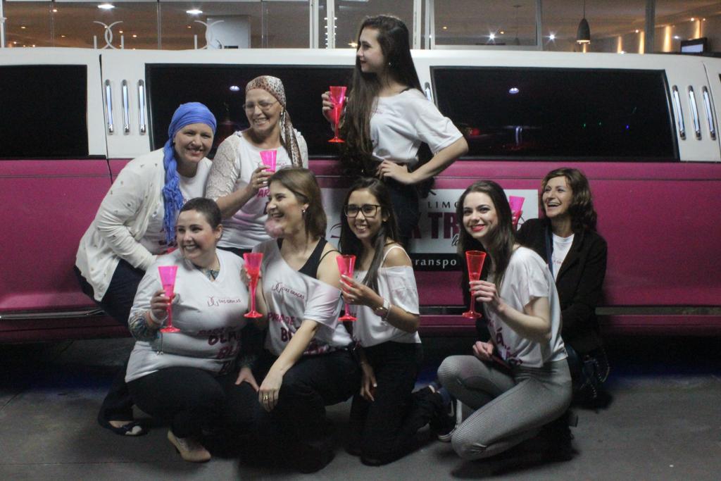 Prestes à viver uma noite incrível, pacientes celebram em frente à limousine | Mônica Neves e Melise Bochnia/HNSG