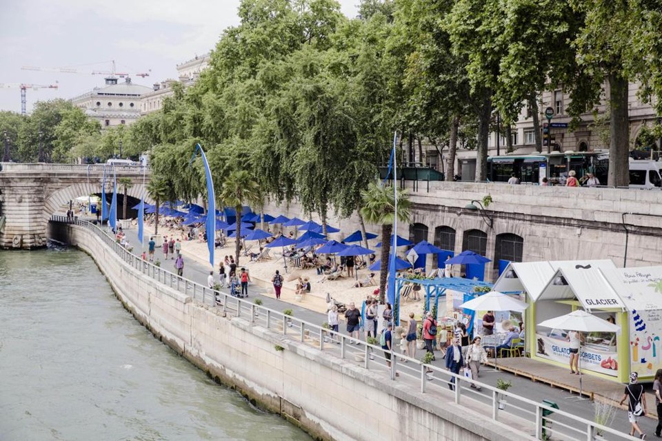 Praias artificiais às margens do Rio Sena, em Paris. O rio segue fechado para nado, mas está mais limpo, e a nova meta do governo é torná-lo “habitável’ até 2024. | Marlene Awaad/Bloomberg