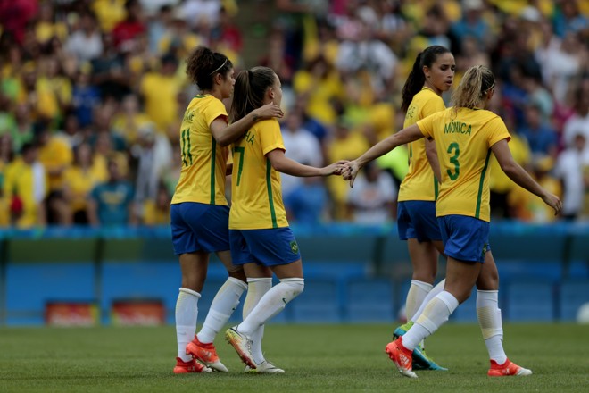 Após derrota, a tristeza das jogadores e da torcida | Albari Rosa/Gazeta do Povo