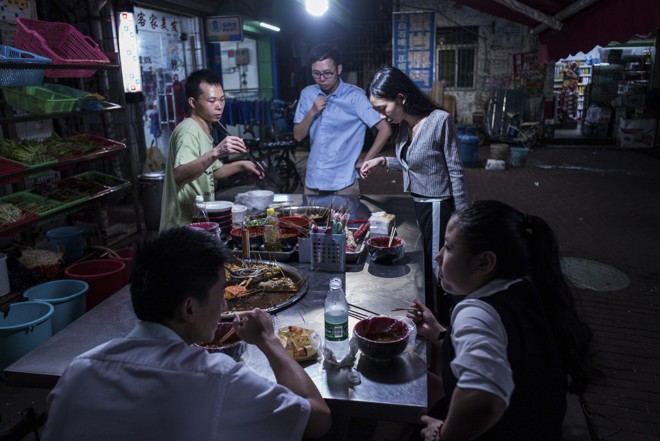 Embora em situação precária, muitas vezes favelizada, os moradores de Baishizhou têm suas raízes neste lugar. Ajudaram a construir a cidade de Shenzen, uma das que mais cresceram na China, e agora se veem ameaçados por grandes projetos comerciais e industriais. | LAM YIK FEI/NYT
