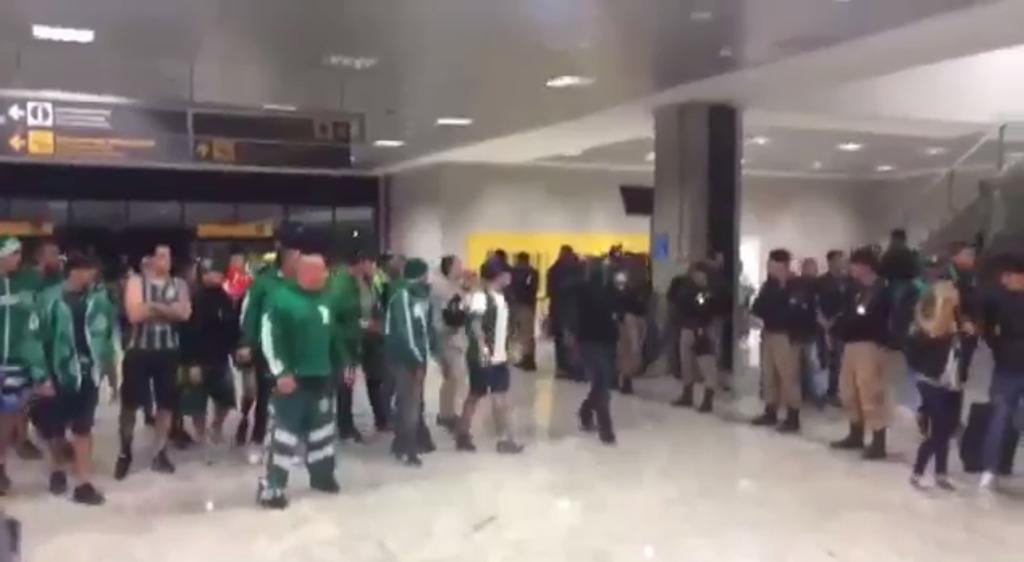 Torcedores hostilizam jogadores do Coritiba na chegada do elenco no Aeroporto Afonso Pena | Rádio Transamérica/