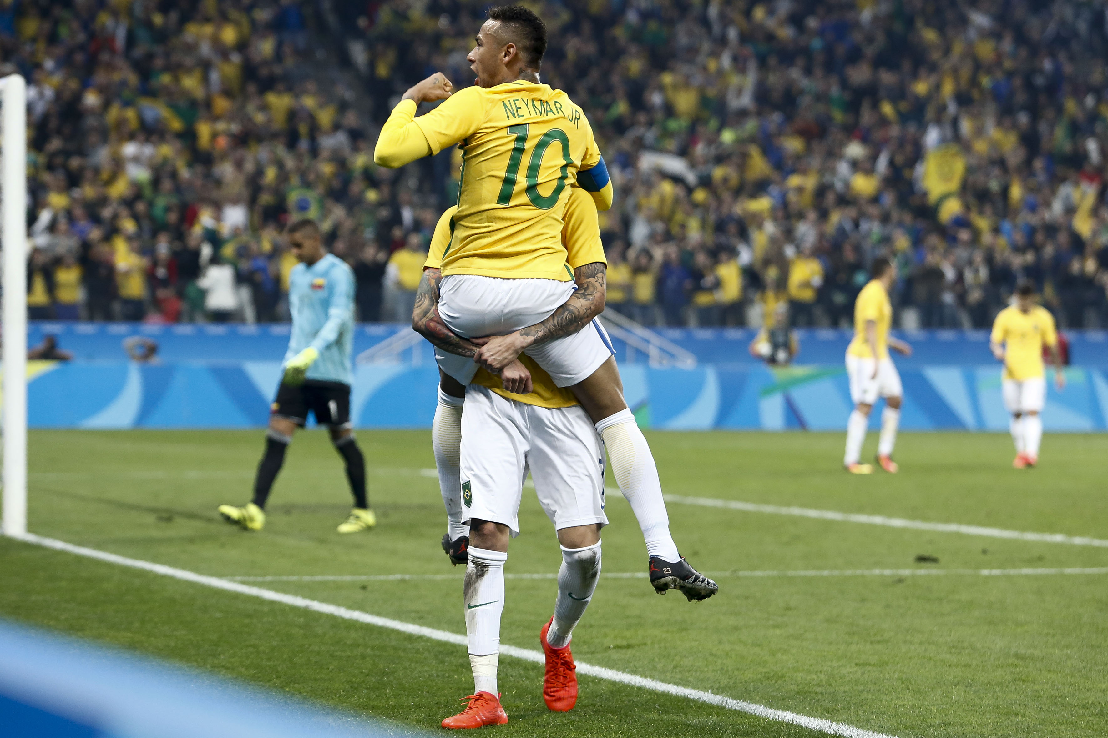 Neymar comemora o primeiro gol brasileiro após cobrança de falta. | Miguel Schincariol/AFP