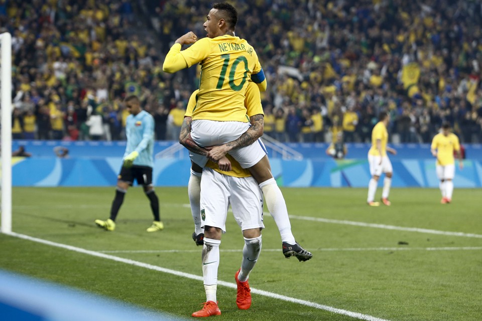Neymar comemora o primeiro gol  brasileiro após cobrança de falta. | Miguel Schincariol/AFP