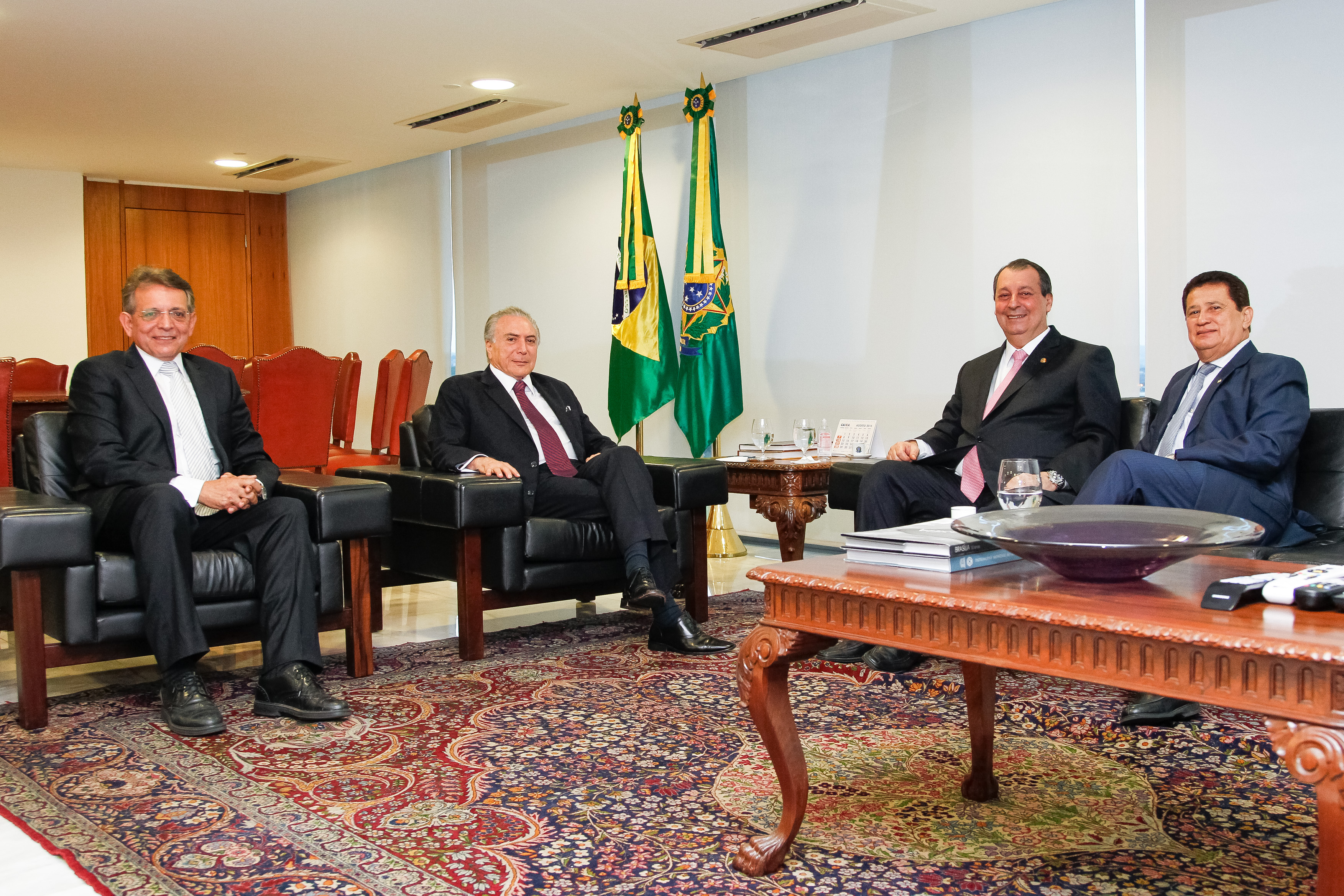 Encontro de Temer com o deputado Pauderney Avelino (à esq.), o senador Omar Aziz (primeiro ao lado direito de Temer) e o deputado Alfredo Nascimento, em 16 de agosto | Beto Barata/Presidência da República