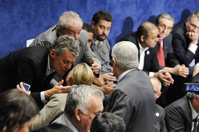 Gleisi Hoffmann (PT-PR) cumprimenta Chico Buarque. | Edilson Rodrigues Agência Senado