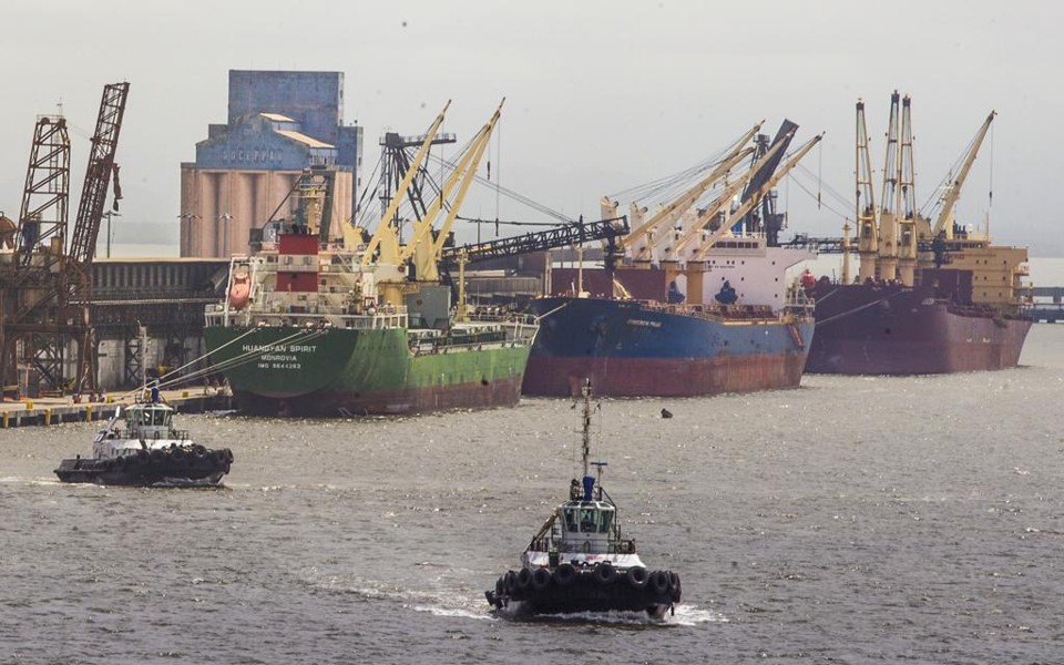 O efeito da queda do dólar sobre as exportações brasileiras será sentido como um todo apenas em 2017 | Hugo Harada/Gazeta do Povo