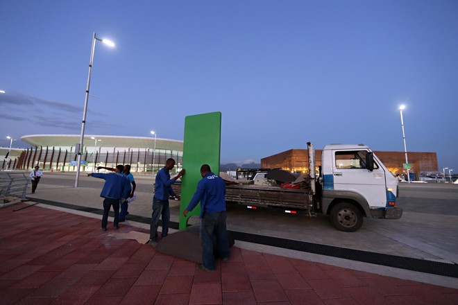 Funcionários terminam de instalar o mobiliário do Parque Olímpico. | Albari Rosa/Gazeta do Povo