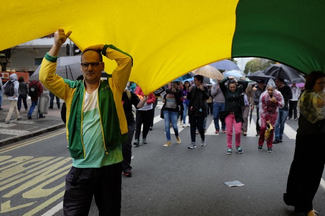 Professores protestam nas ruas de Curitiba nesta terça (30) | Henry Milleo/Gazeta