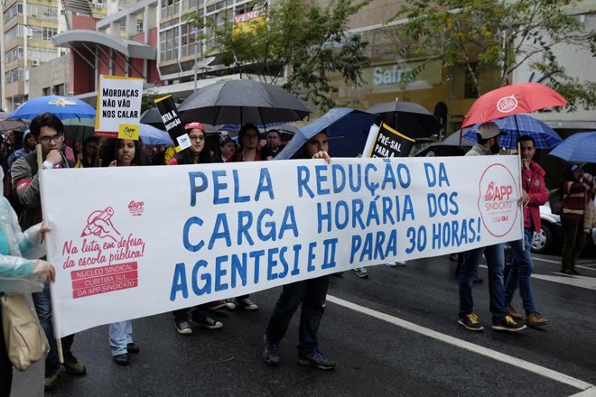 Professores caminham pela Rua Marechal Deodoro, no Centro de Curitiba | Henry Milleo/Gazeta