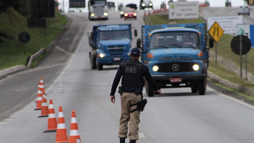 PRF fiscaliza uso do farol baixo em rodovias do Paraná | PRF-PR/Divulgação