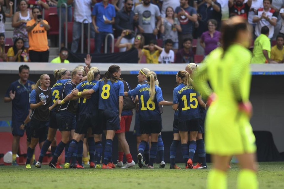 Suecas comemoram gol contra os EUA, com a goleira Hope Solo desolada em primeiro plano. | Evaristo Sá/AFP